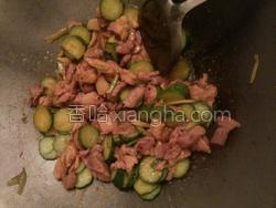 娱乐吃瓜酱辣椒炒肉,带你领略美食与娱乐的双重享受